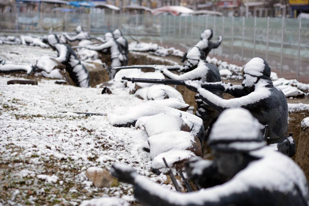 Çanakkale Savaşı'nın Tüm Detaylarını Gösteren Parkta Yer Alan, Bire Bir Boyutlardaki 40 Heykel Kar Yağışıyla Farklı Bir Görünüm 4
